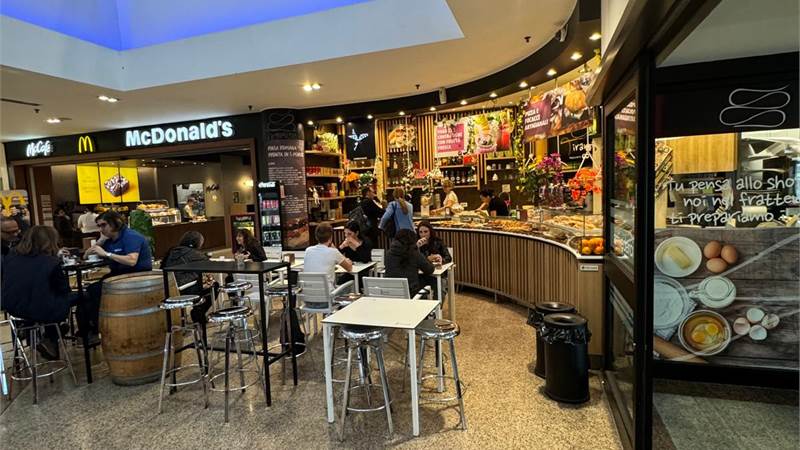 VENDESI ATTIVITA' COMMERCIALE 